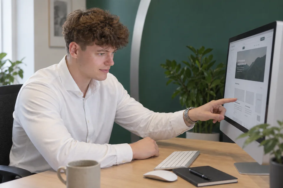 Felix erklärt den Aufbau einer Website am Bildschirm