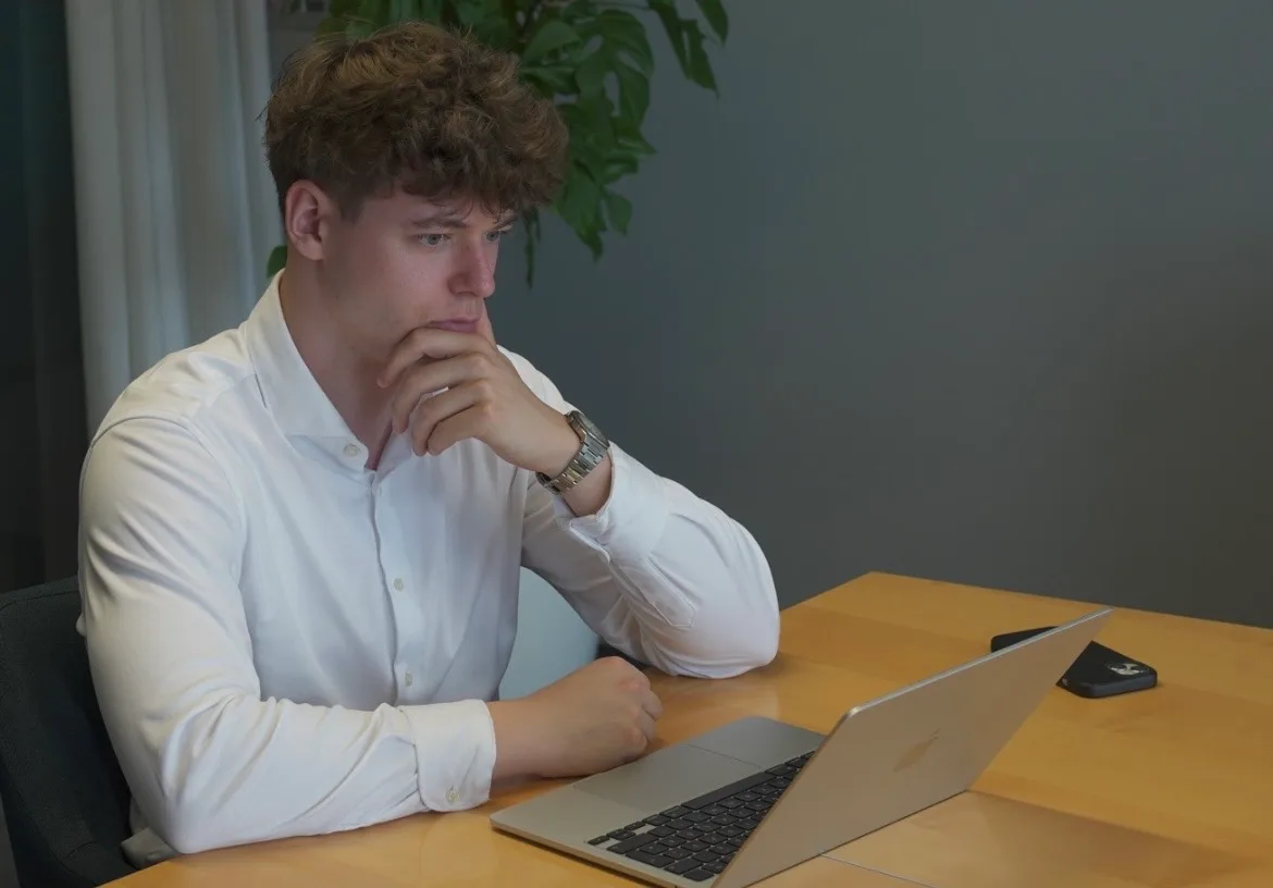 Felix Herrmann bei der Arbeit am Laptop